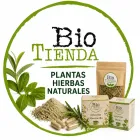 Un estante de exhibición en una tienda, repleto de botellas y envases de diversos productos orgánicos.