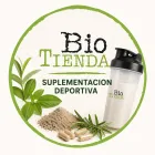 Los estantes de la tienda están repletos de envases de plástico rojo de diversas marcas y tamaños.
