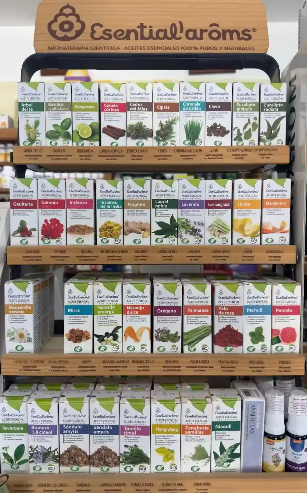 Un estante de exhibición en una tienda, repleto de botellas y envases de diversos productos orgánicos.