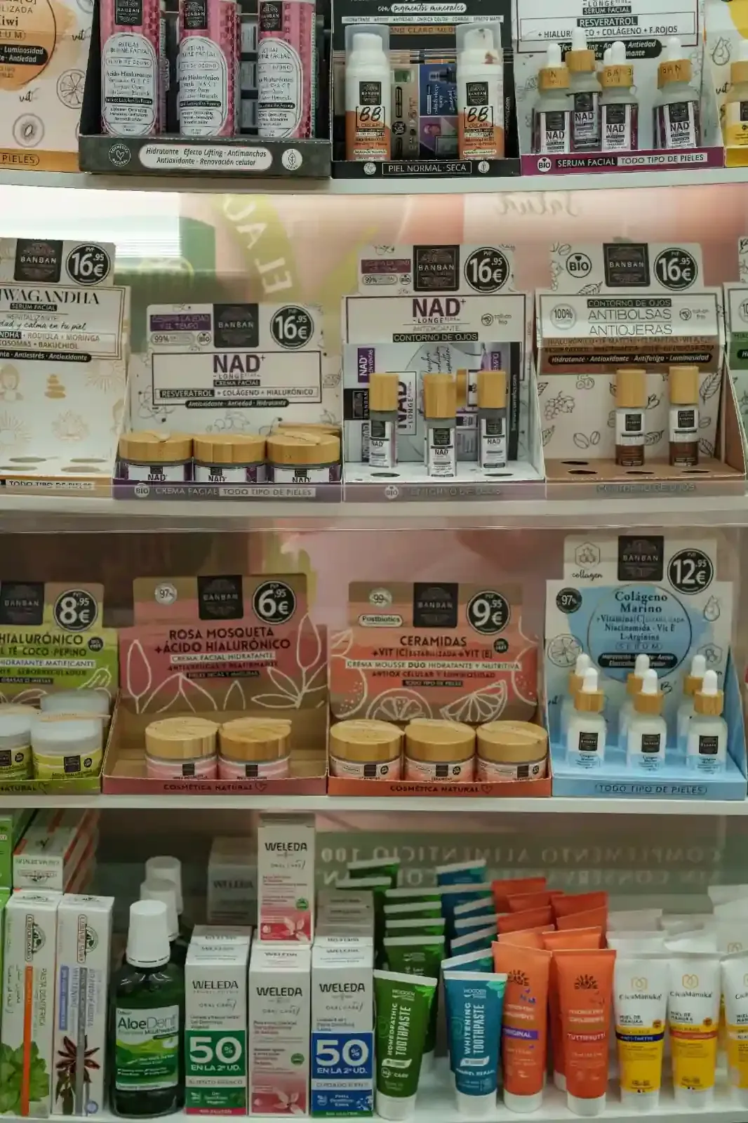 Cinco tubos de colores y dos cajas de productos para el cuidado de la piel de la marca Weleda.