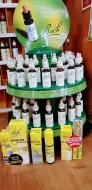 Un expositor de venta al público con varios frascos de remedios florales de Bach.