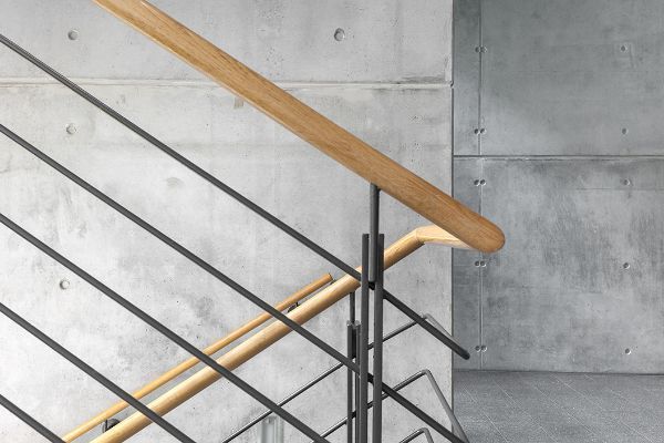 Treppengeländer aus Stahl und Holz