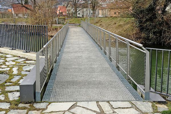 Treppenhaus mit Geländer aus Metall und Glas