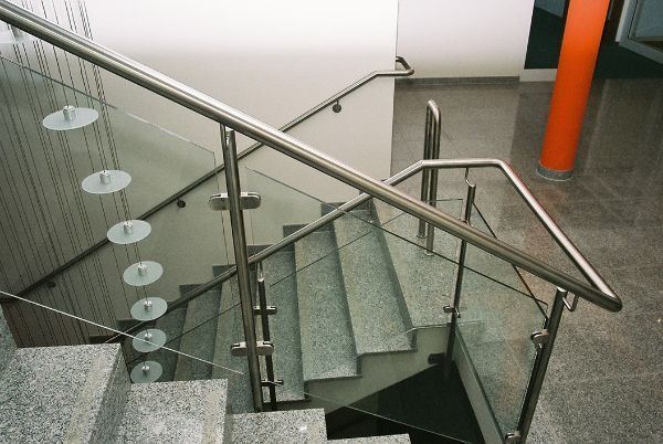 Treppenhaus mit Geländer aus Stahl und Glas