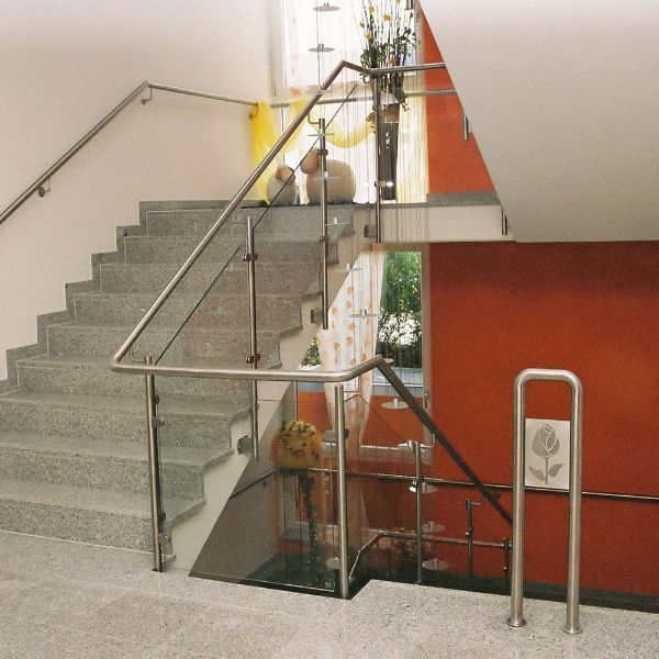 Vordach aus Glas und Stahl für eine Haustür