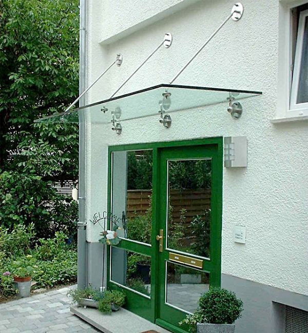 Vordach für eine Haustür aus Metall und Glas
