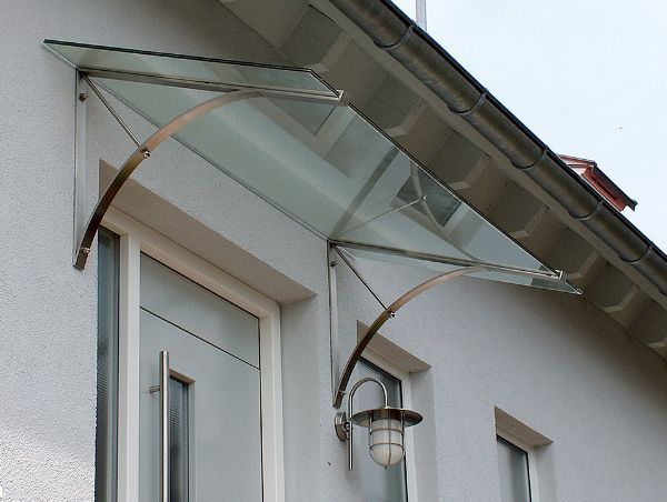 Vordach für eine Haustür aus Metall und Glas