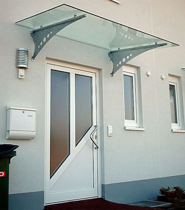 Haustür-Vordach mit Glasplatte und Trägern aus Stahl