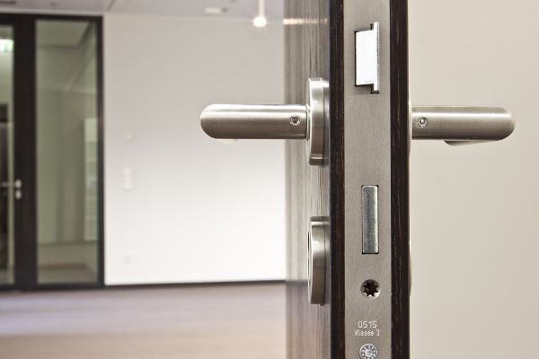 Metallzaun an einem Industriegebäude