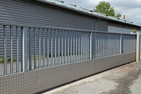 Metallzaun an einem Industriegebäude