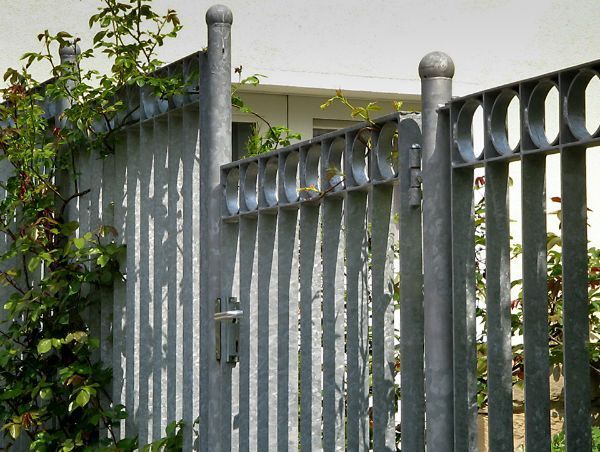 : Zaun mit Zierelementen aus Stahl