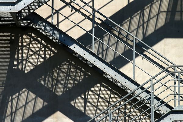 Haustür-Vordach mit Glasplatte und Trägern aus Stahl