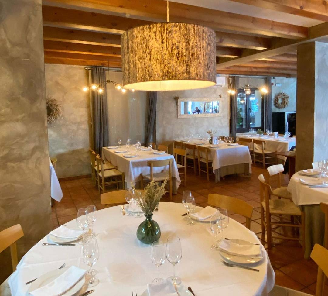 Un restaurante con mesas y sillas preparadas para comer.