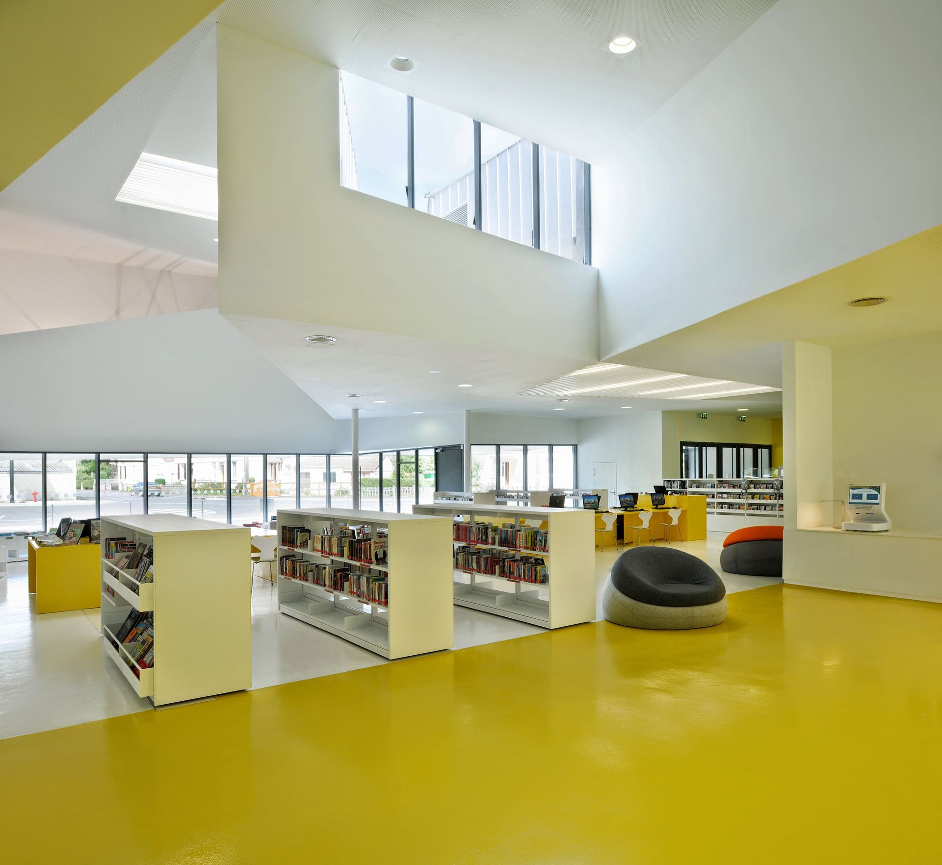 Sol dans une bibliothèque