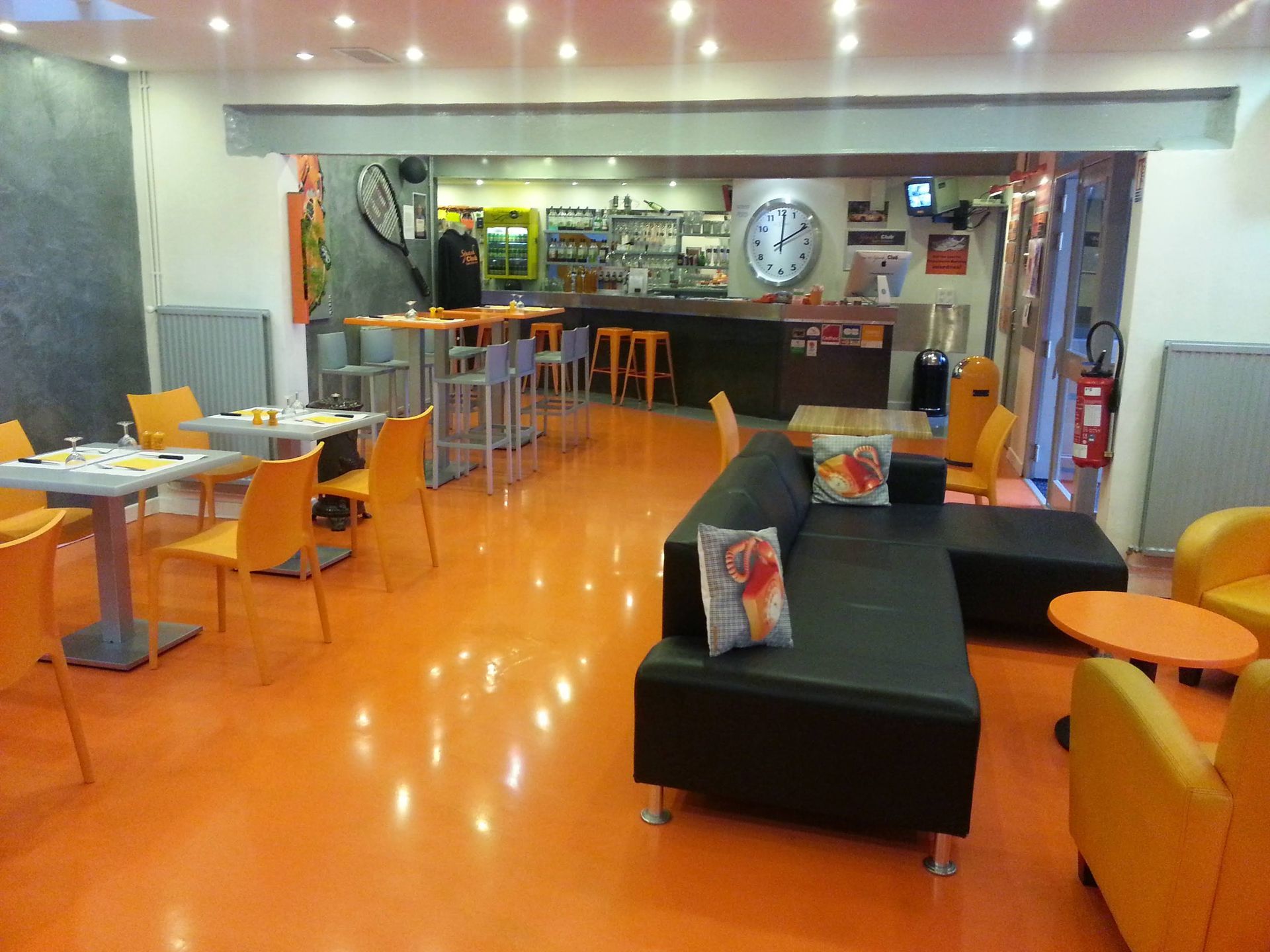 Sol en résine dans un espace de restauration