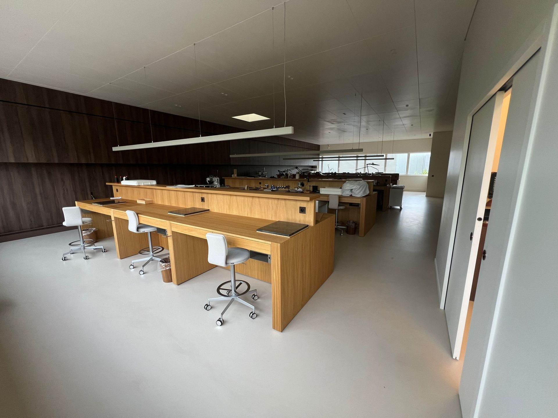 Sol d'open space avec du matériel informatique