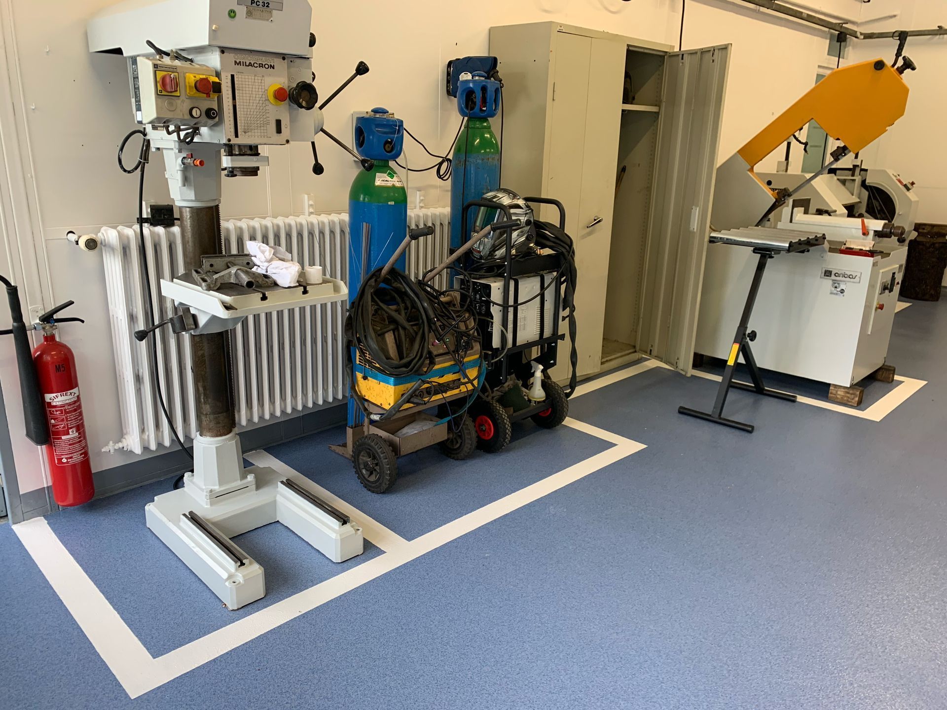 Sol de laboratoire avec une délimitation pour les machines