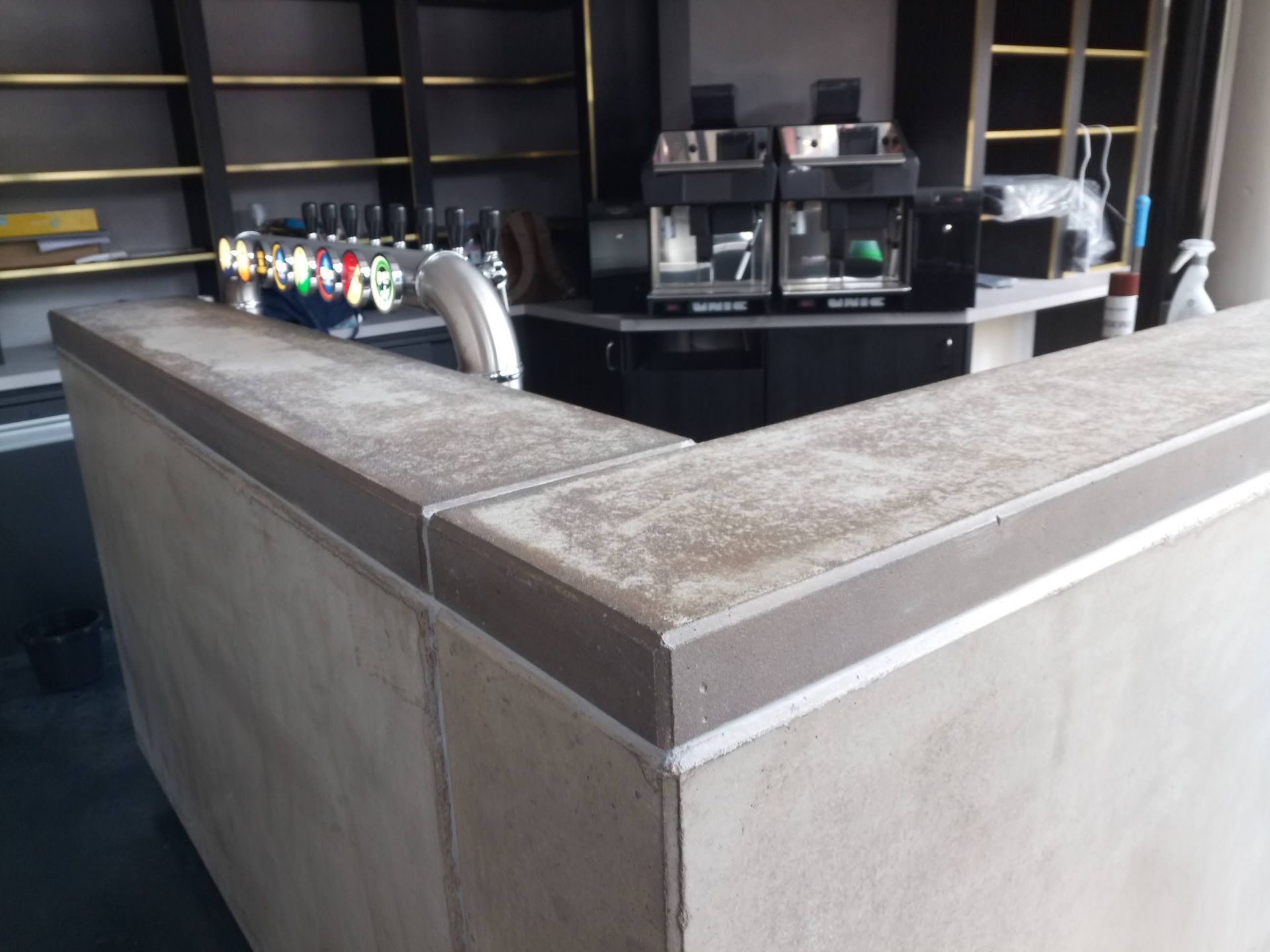 Comptoir de bar en béton ciré
