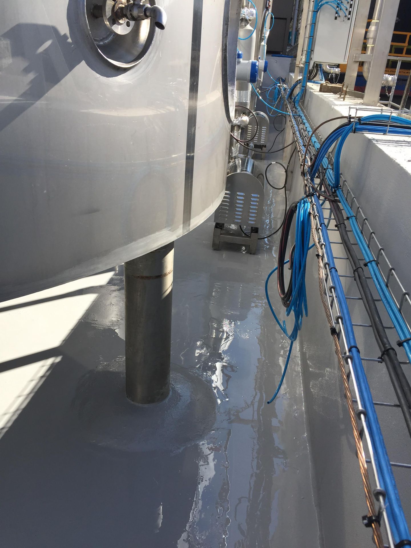 Sol en résine sous une cuve