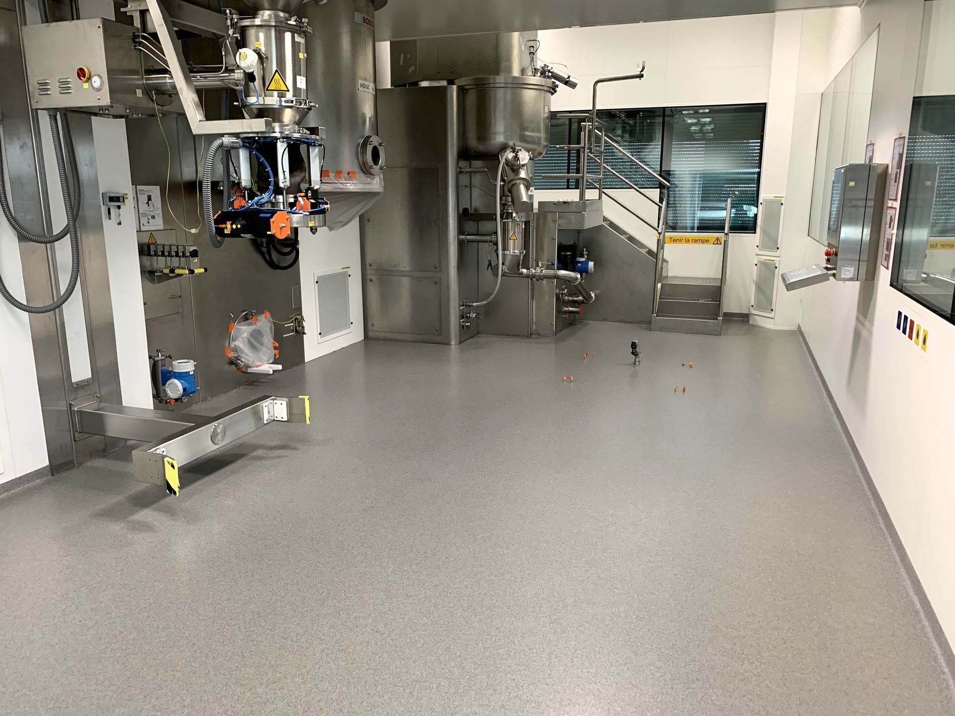 Sol d'une usine avec des machines suspendues