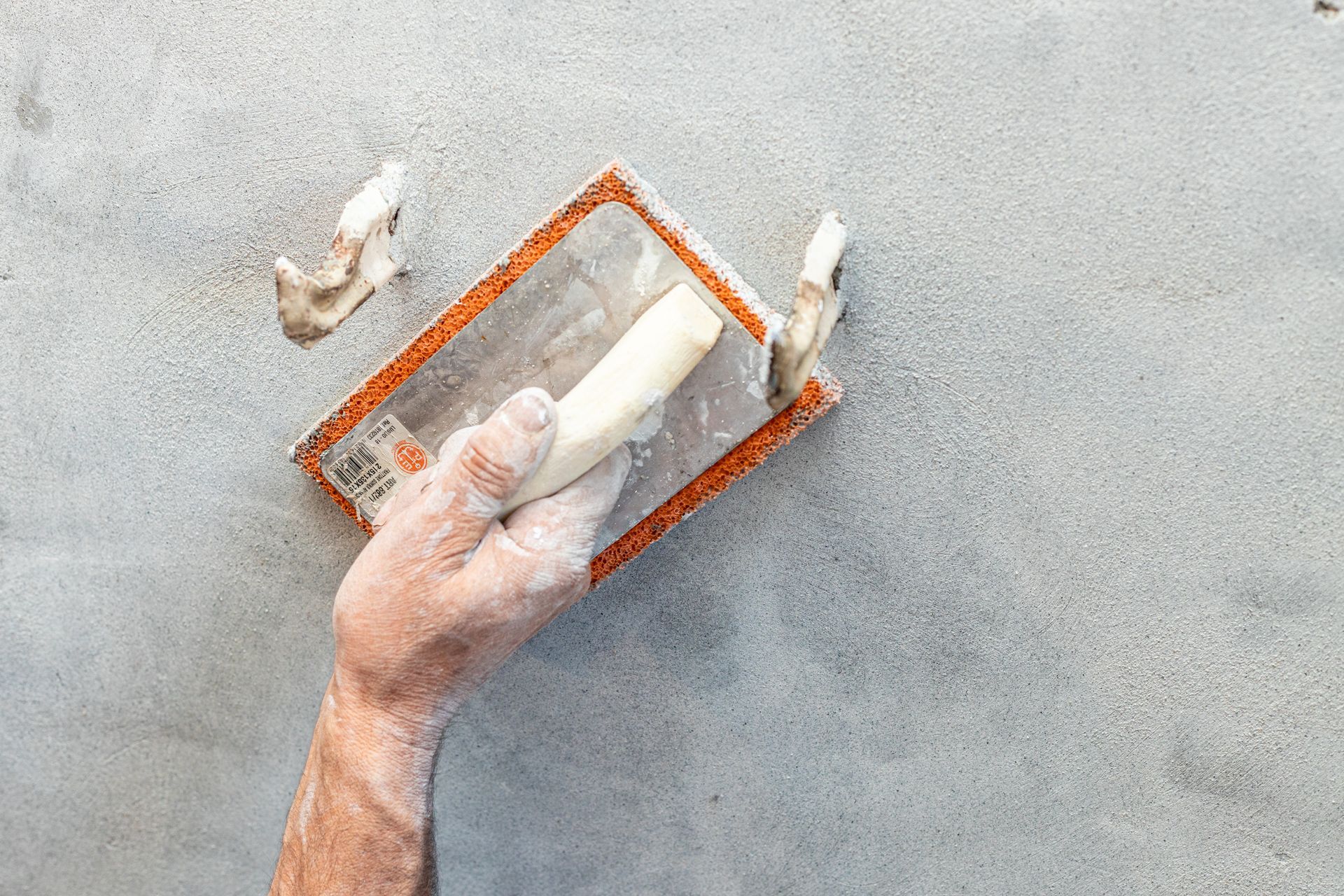 Application de chaux sur un mur