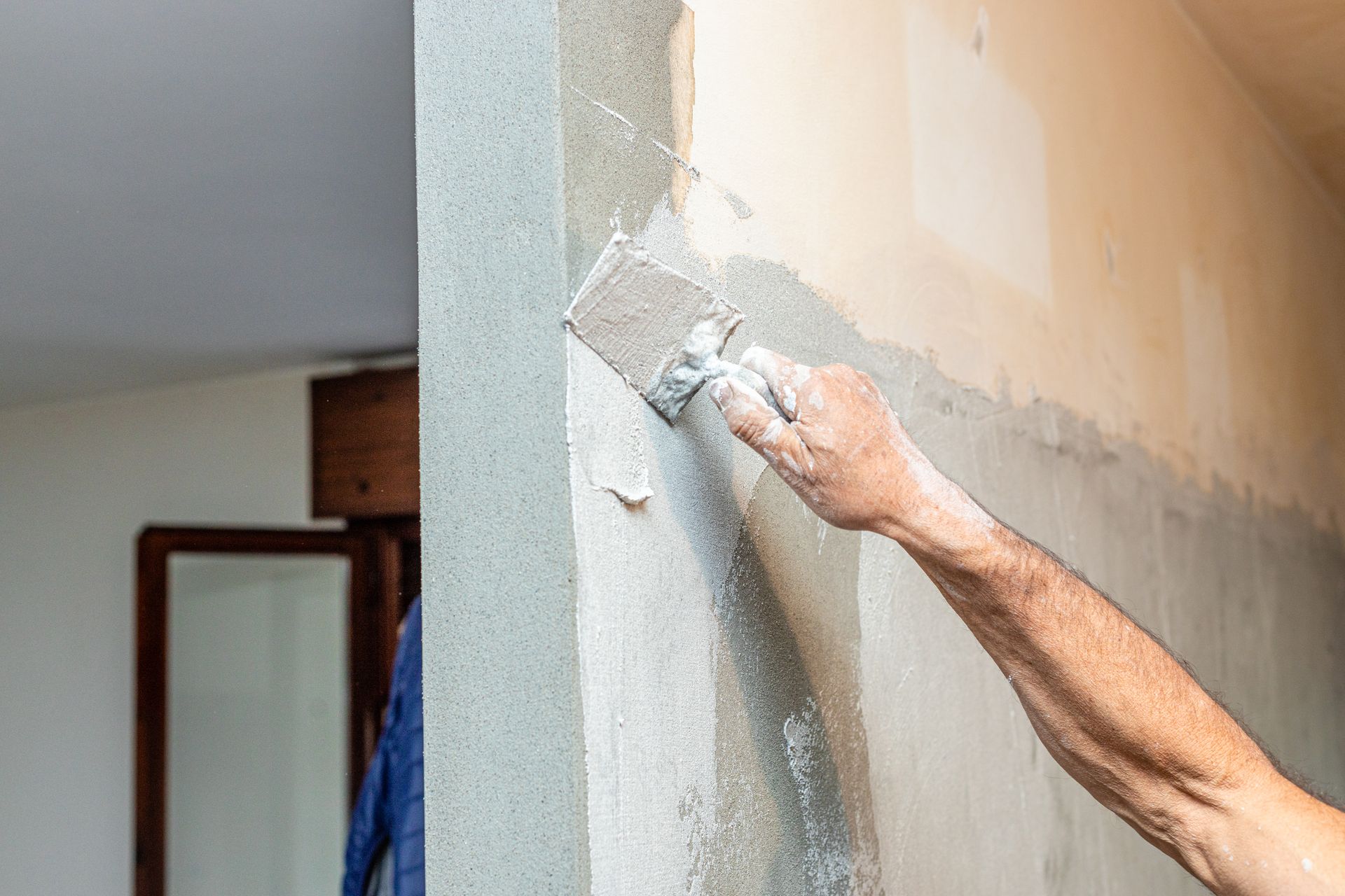 Application d'un enduit chaux à la truelle