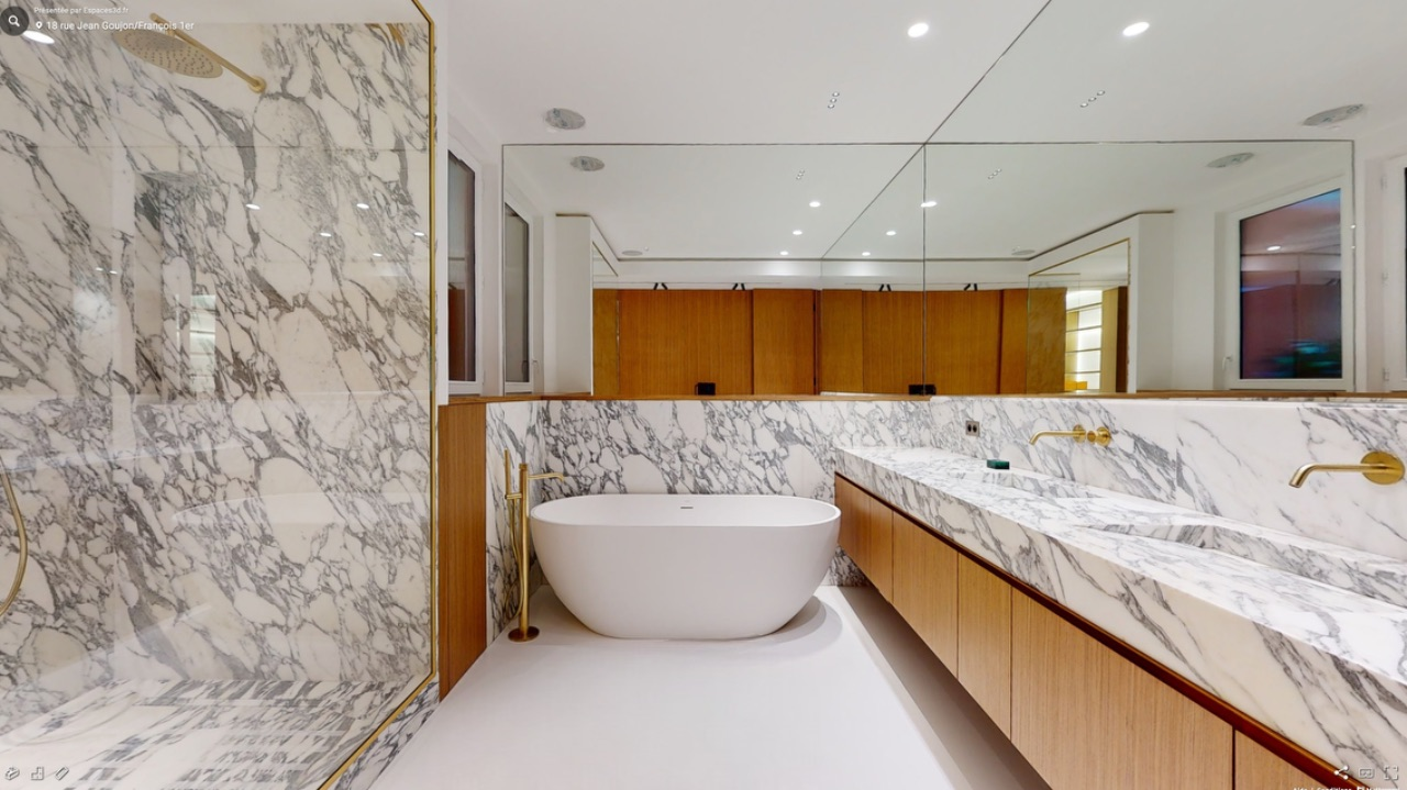 Salle de bains avec sol et murs en résine époxy façon marbre