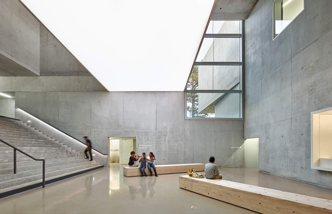Hall d'accueil d'un musée en béton