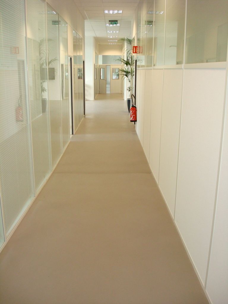 Couloir d'entreprise en béton ciré coulé