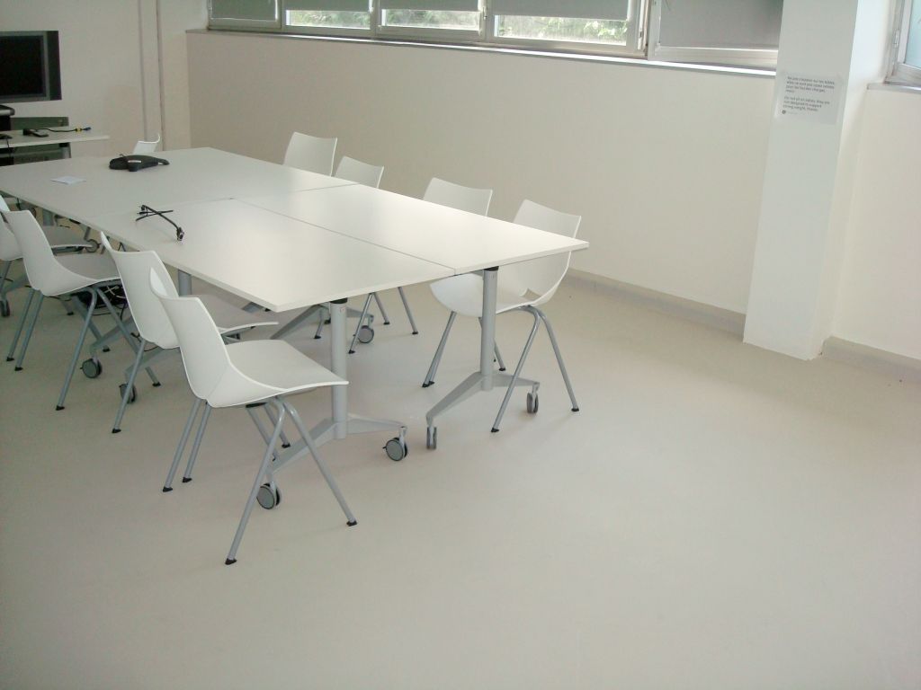 Salle de réunion avec un sol en béton ciré coulé