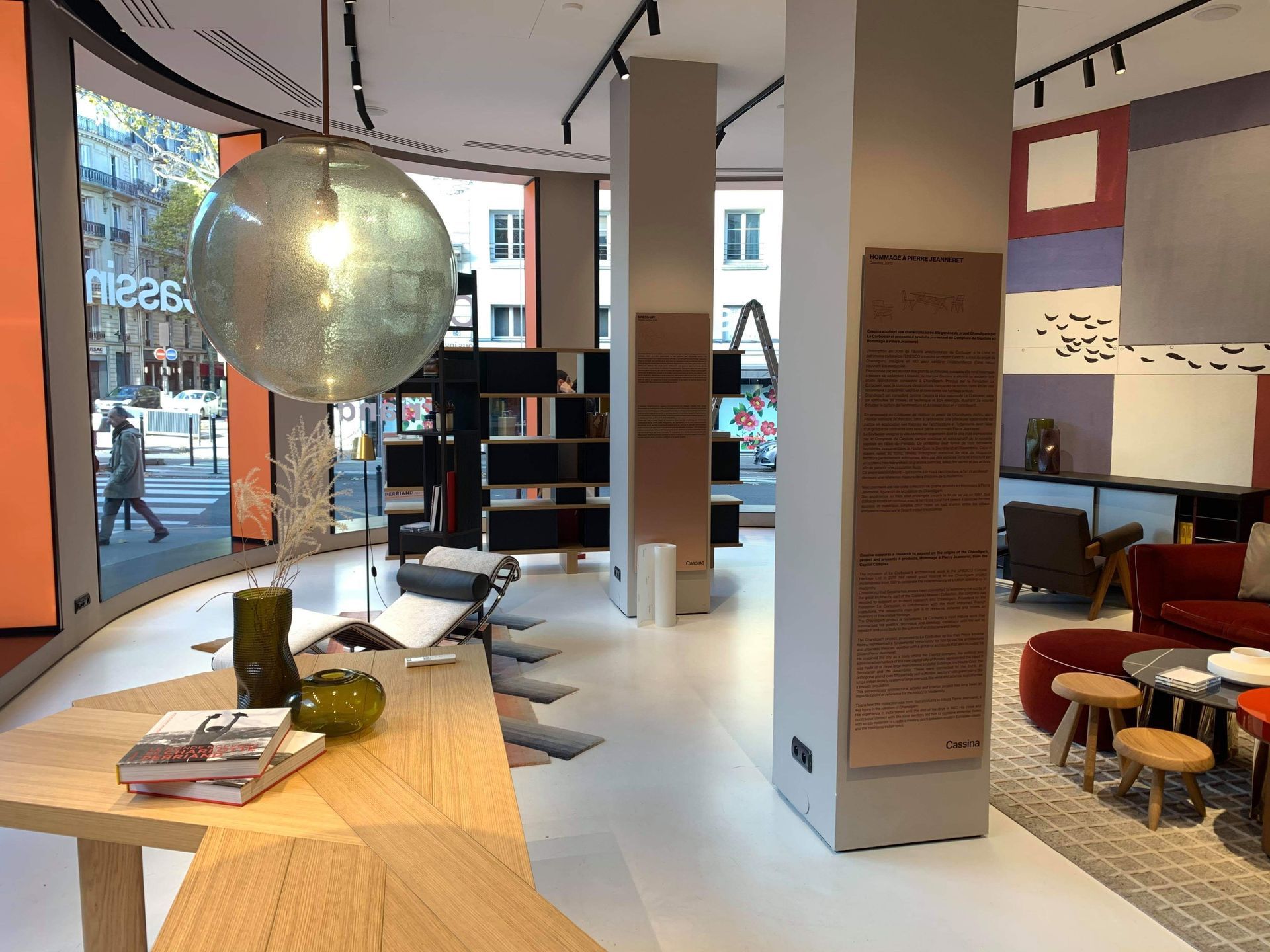 Vitrine d'une agence parisienne