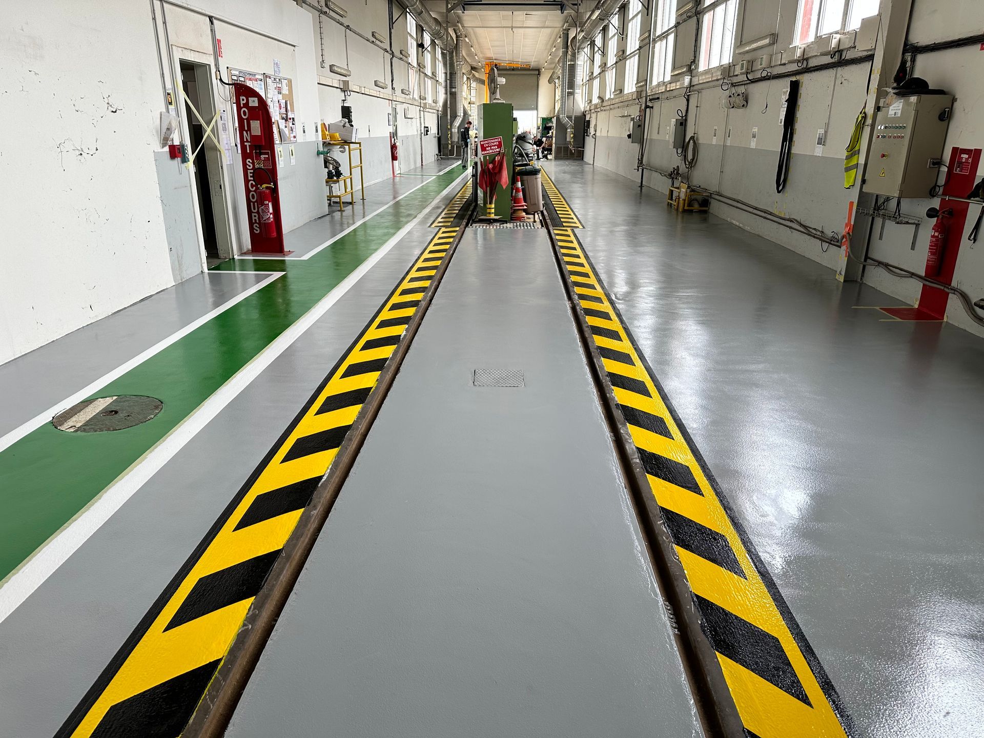 Sol mécanique en résine époxy dans un garage automobile