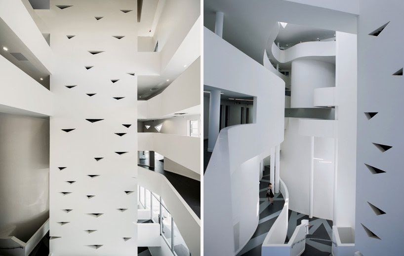 Sol et mur en résine avec motifs géométriques