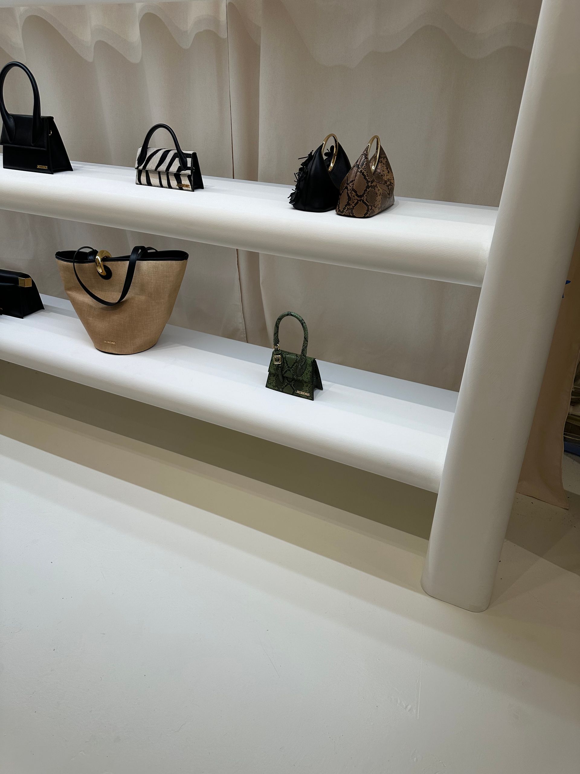 Présentoir d'une boutique de sac à mains