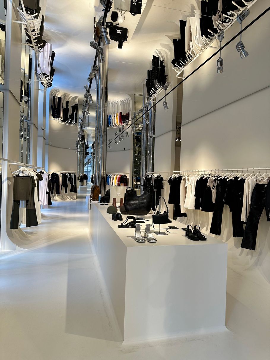 Boutique de vêtements de luxe aménagée avec du béton ciré