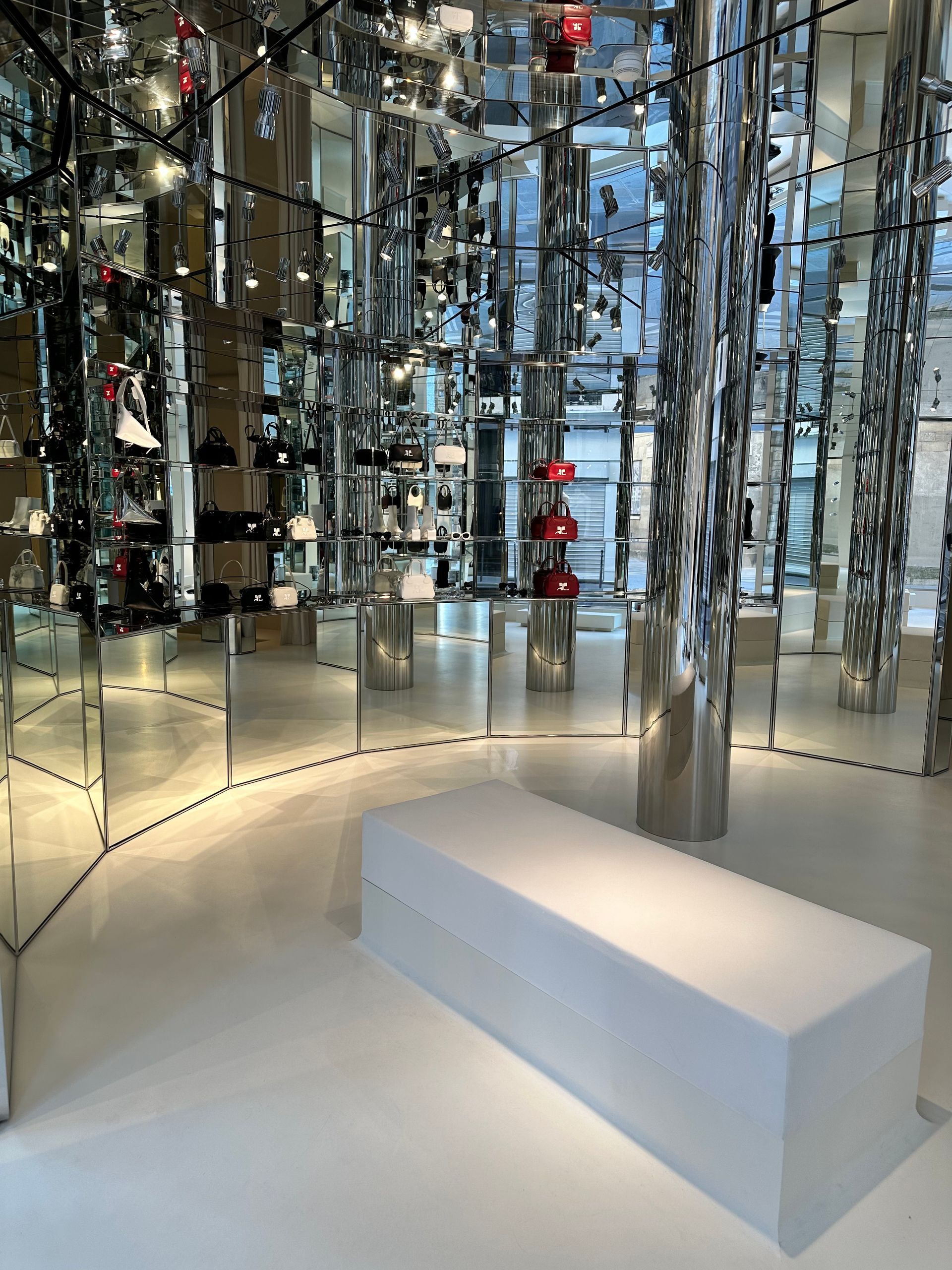 Banc en béton ciré