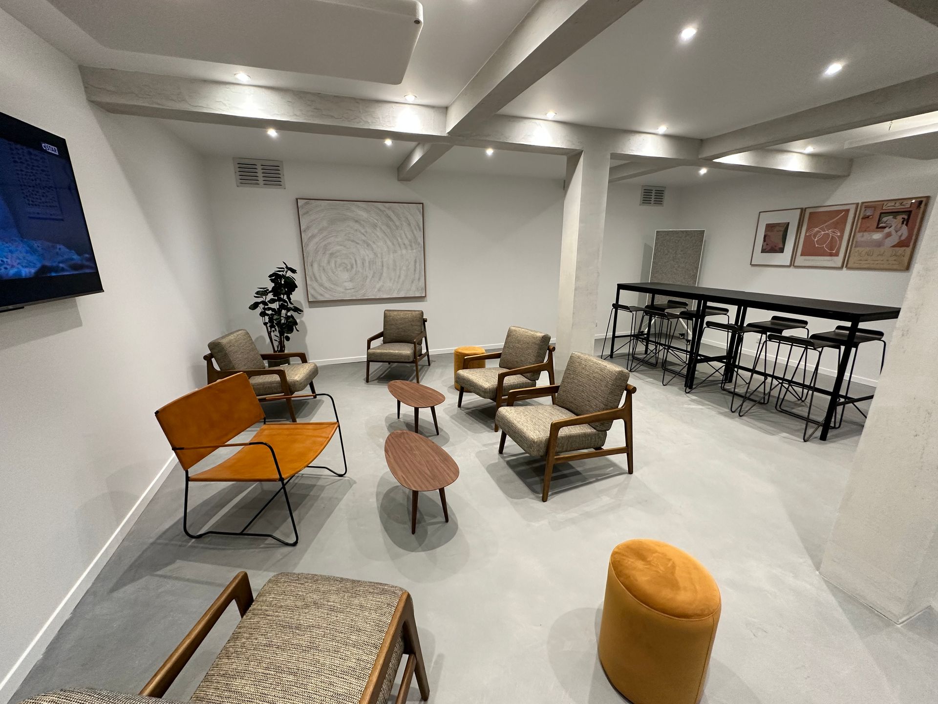 Salle de pause en béton ciré gris