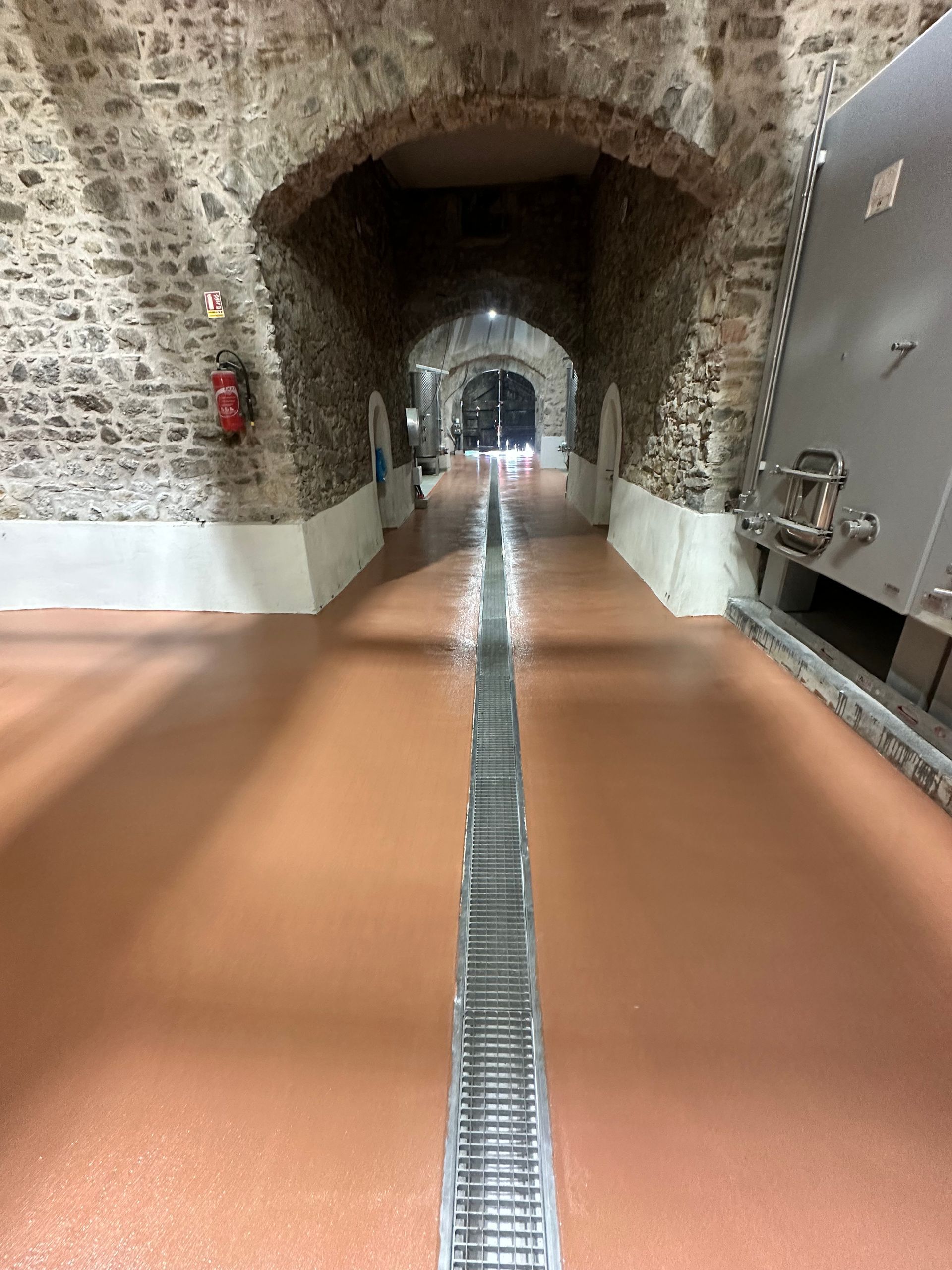 Résine de sol dans une cave viticole