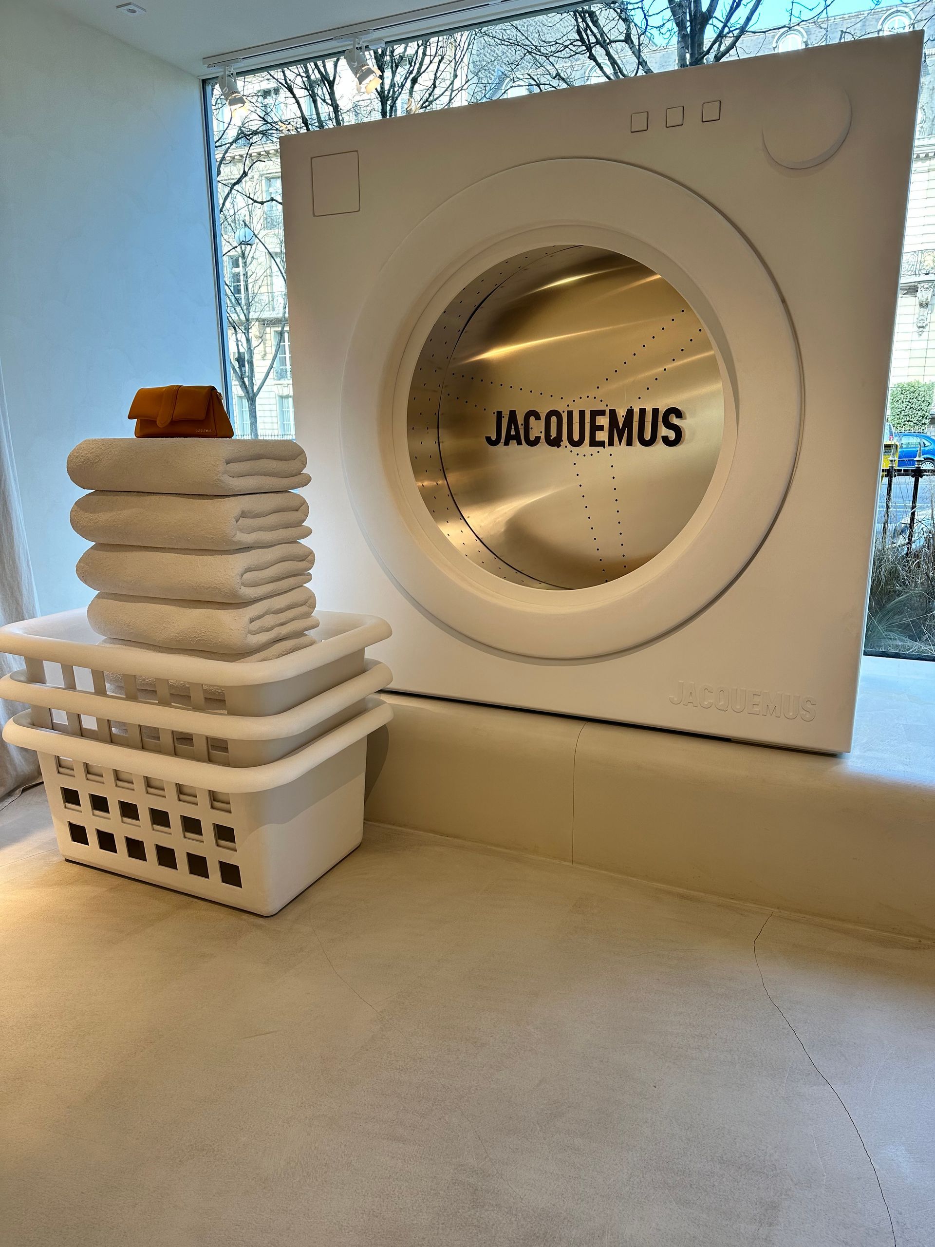 Vitrine Jacquemus en béton ciré