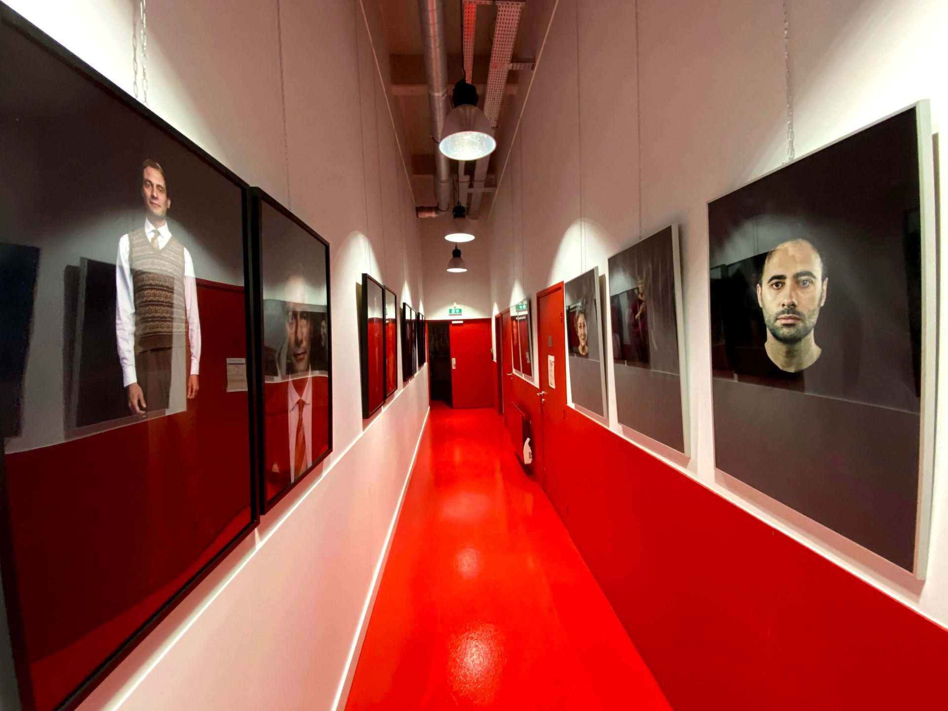 Sol rouge dans une galerie d'art