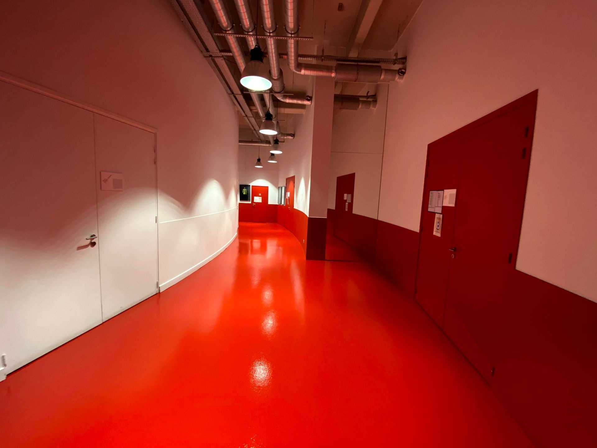 Sol en résine rouge brillant