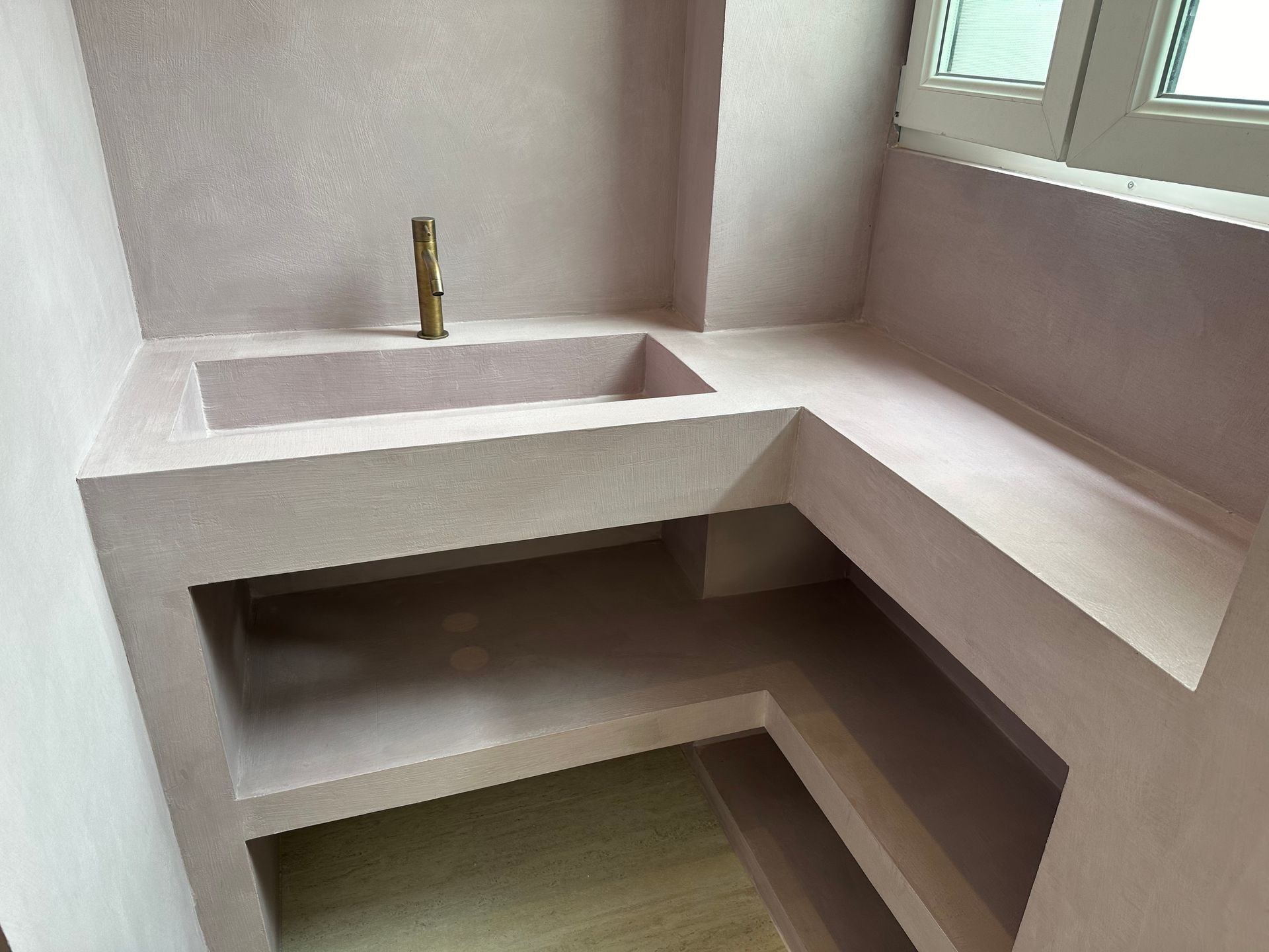 Béton ciré et lavabo en laiton