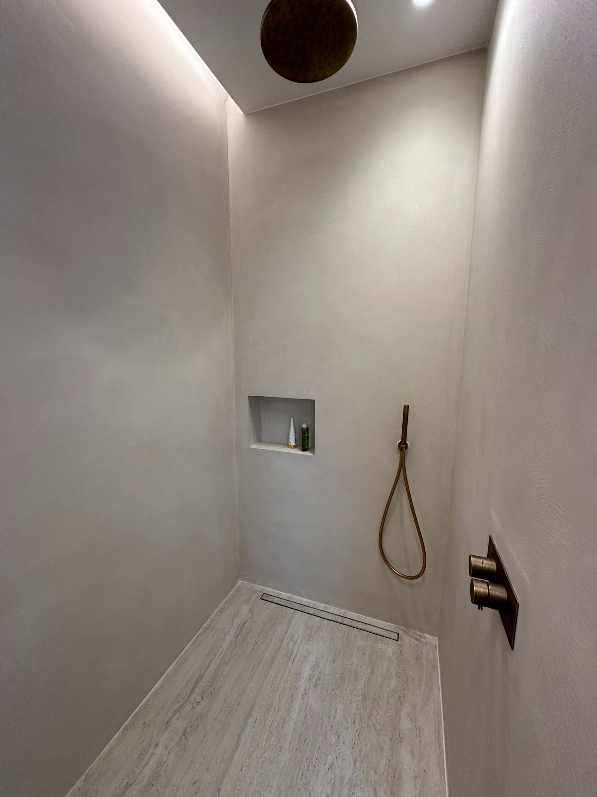 Sol de salle de bains en béton ciré effet granit