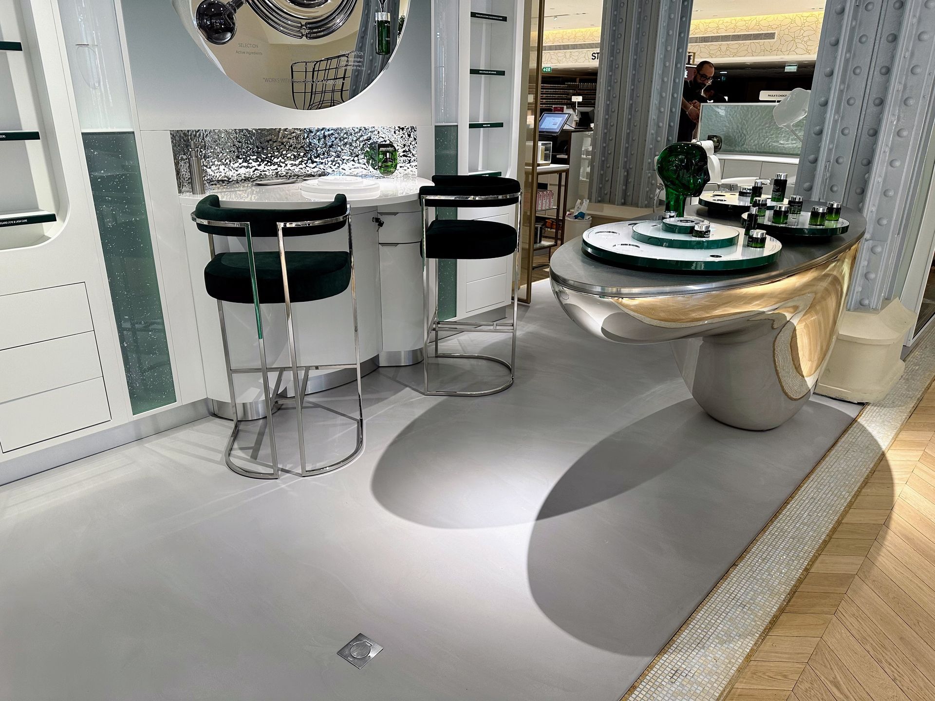 Pose de béton ciré spatulé pour le sol d'une boutique cosmétique