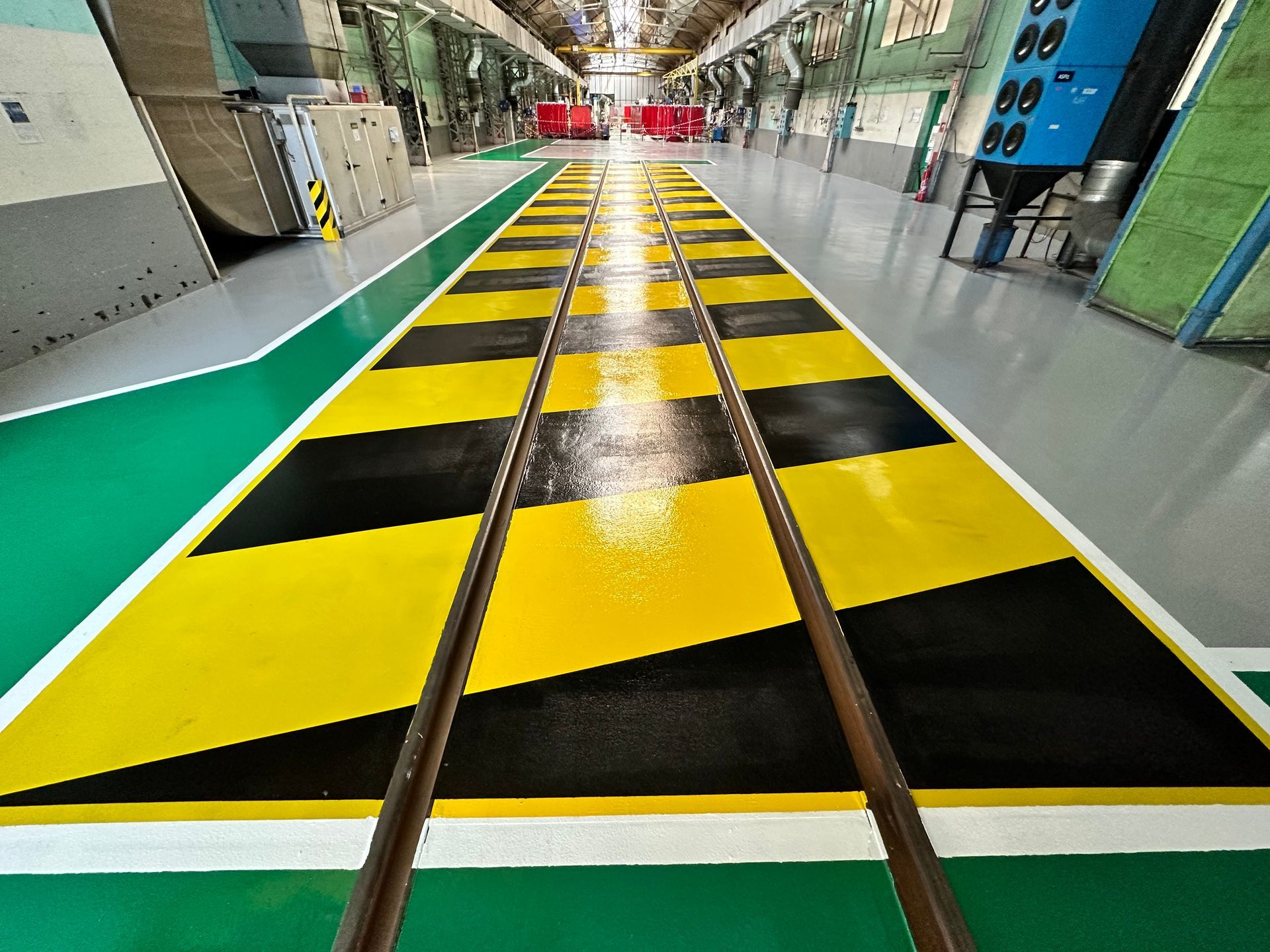 Sol en résine avec un marquage noir, jaune et vert