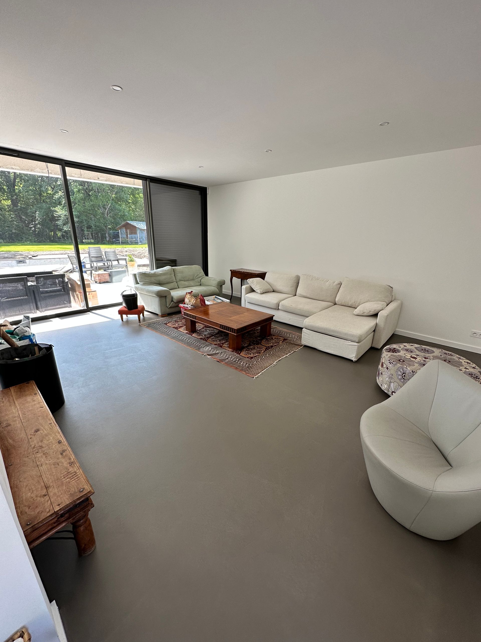 Salon rénové en béton ciré de couleur taupe