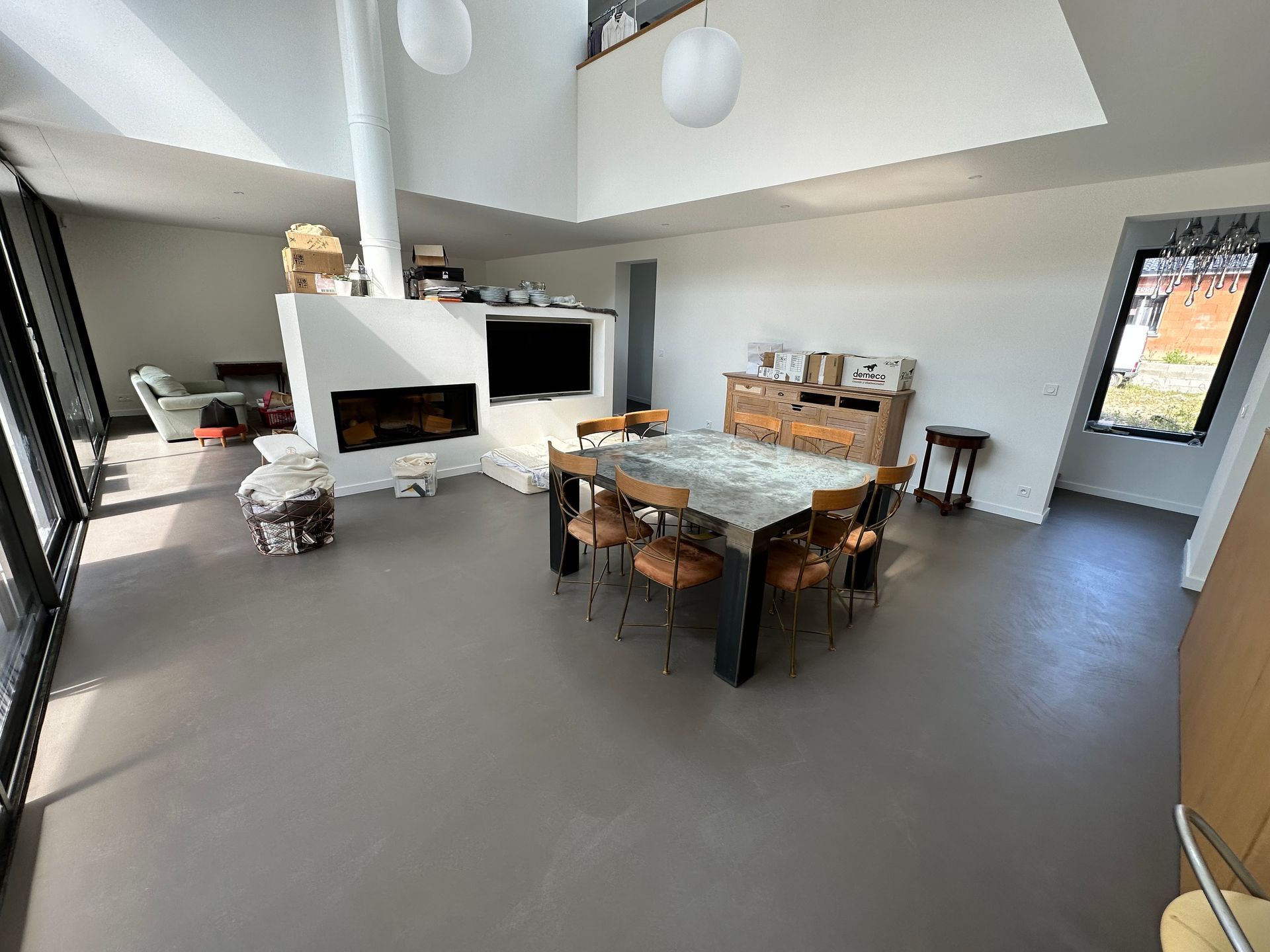 Salle à manger en béton ciré dans une maison