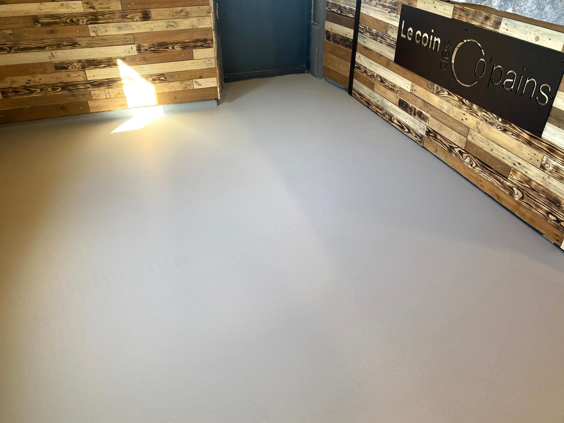 Sol en béton ciré dans les locaux d'une entreprise