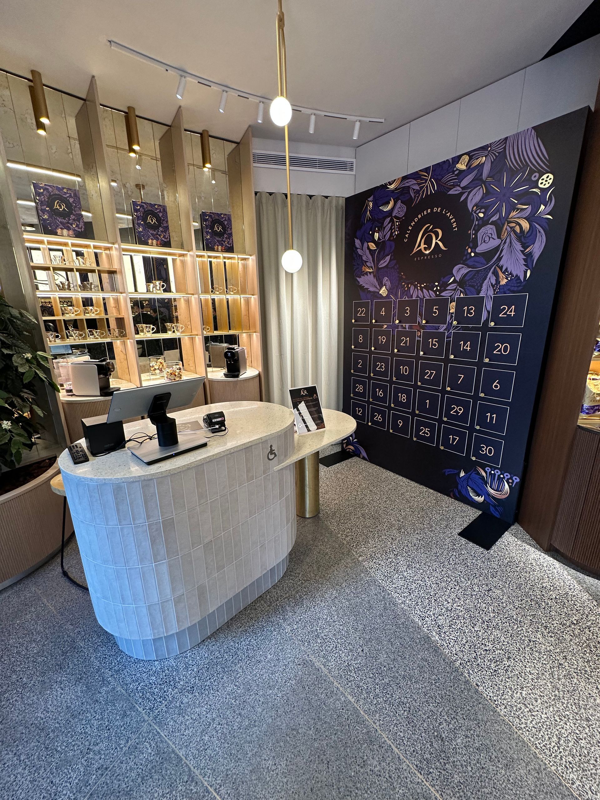 Comptoir Nespresso avec un sol en Quartz Color