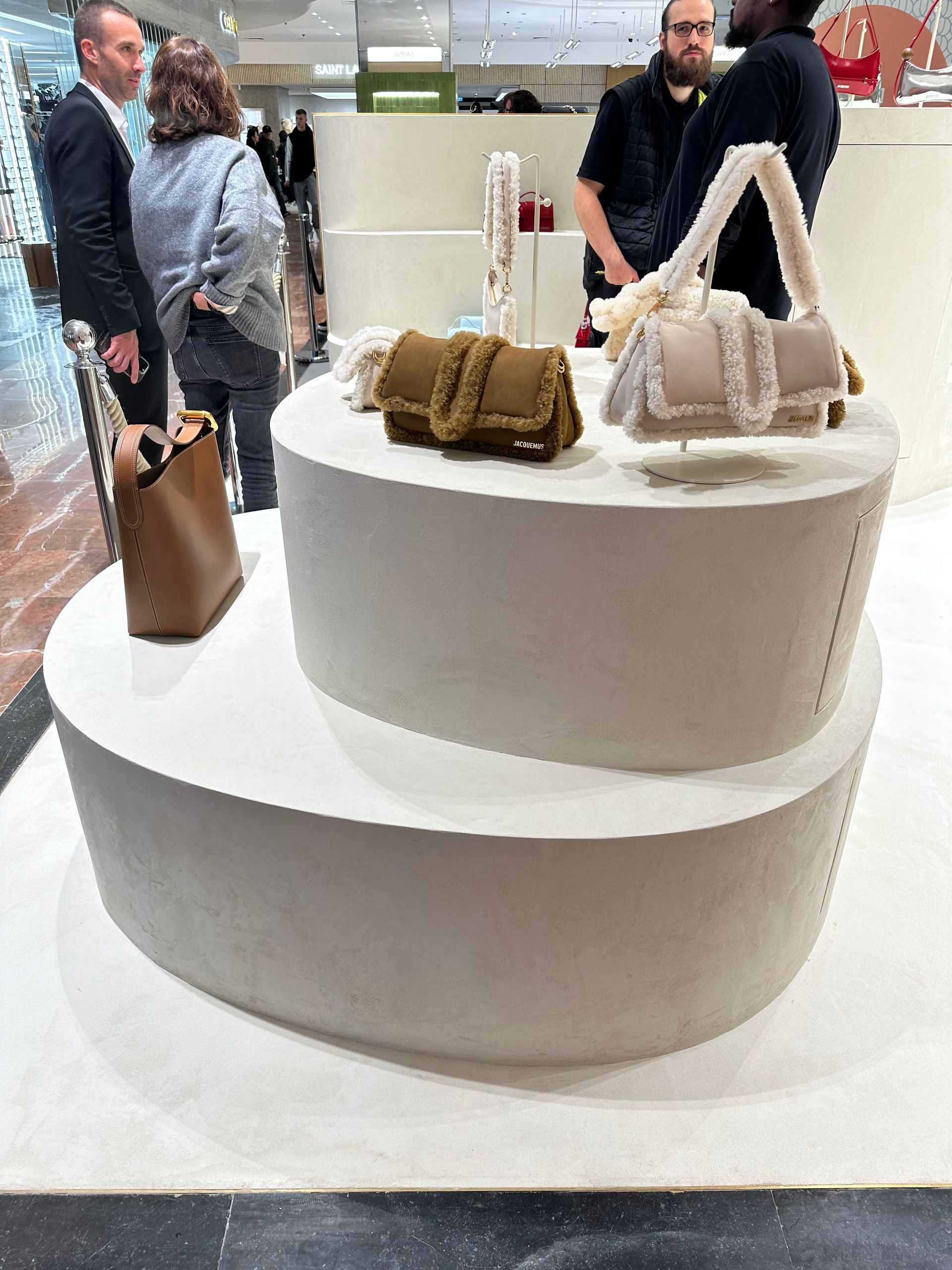 Présentoir en béton ciré